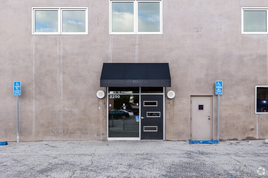 2250 S Barrington Ave, Los Angeles, CA à louer - Photo du bâtiment - Image 3 de 6