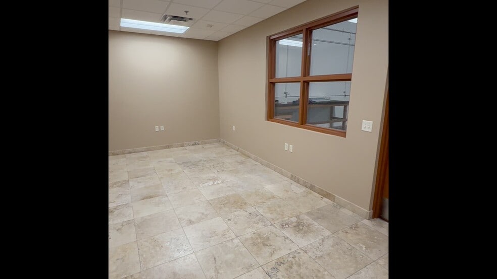 1825 W Knudsen Dr, Phoenix, AZ for lease - Commercial Listing Video - Image 2 of 14