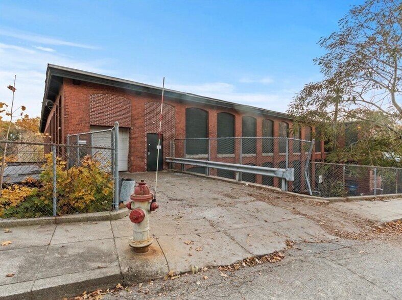 770 Main St, West Warwick, RI à vendre - Photo du bâtiment - Image 3 de 35