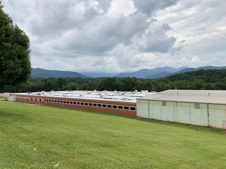 1 Balcrank Way, Weaverville, NC à louer - Photo du bâtiment - Image 3 de 14