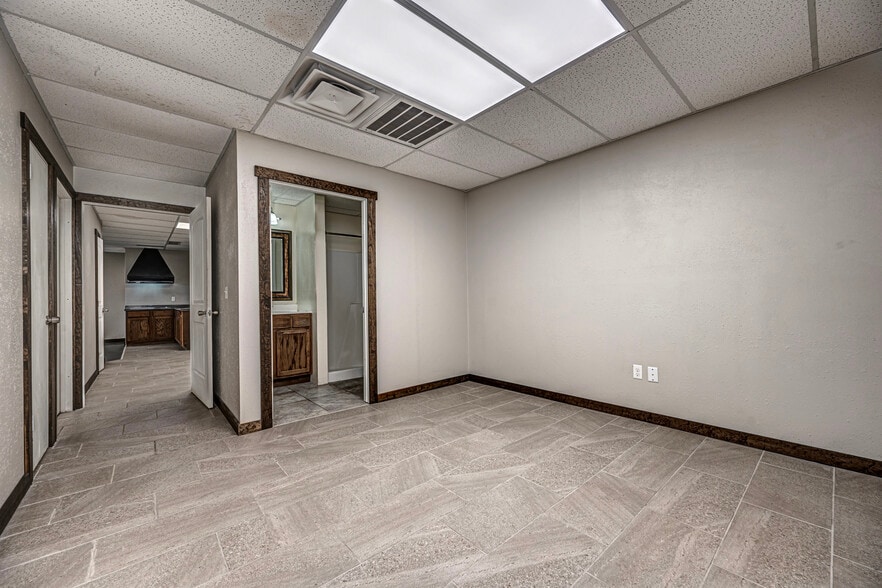 116 N 2nd St, Noble, OK for lease - Interior Photo - Image 3 of 22