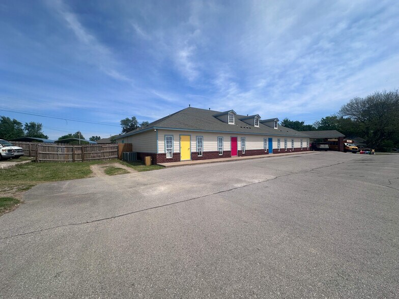 710 W Broadway St, Collinsville, OK à vendre - Photo du bâtiment - Image 3 de 58