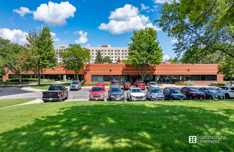 1841 Centre Point Cir, Naperville, IL à vendre - Photo du bâtiment - Image 1 de 10