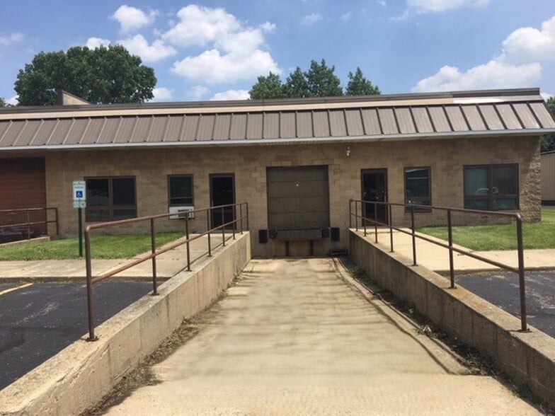 455-457 S Dartmoor Dr, Crystal Lk, Crystal Lake, IL for sale - Building Photo - Image 2 of 15