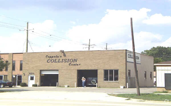 32440 W 8 Mile Rd, Farmington Hills, MI for sale - Building Photo - Image 2 of 4