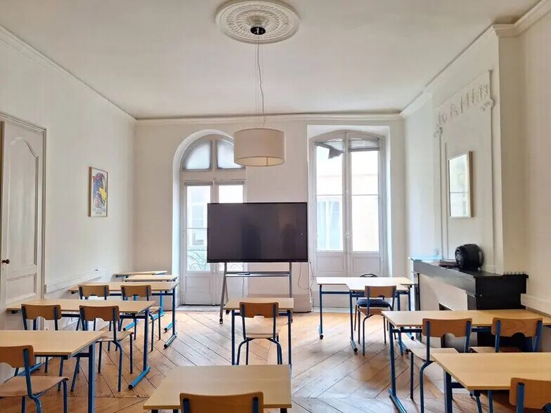 Office in Bordeaux for lease - Building Photo - Image 3 of 7