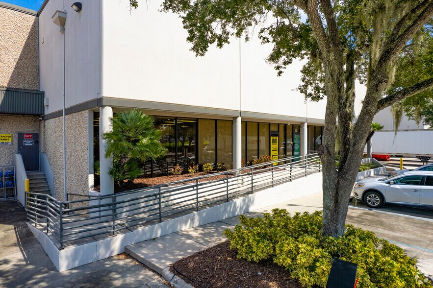 8314-8326 E Adamo Dr, Tampa, FL à louer - Photo du bâtiment - Image 3 de 8