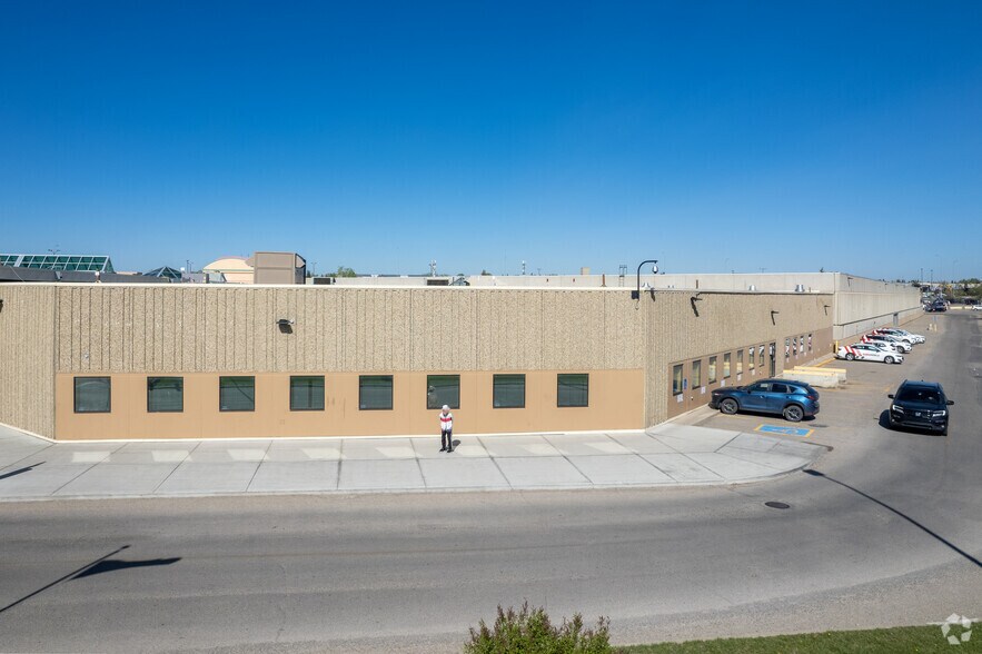 433 Marlborough Way NE, Calgary, AB à louer - Photo du bâtiment - Image 2 de 9