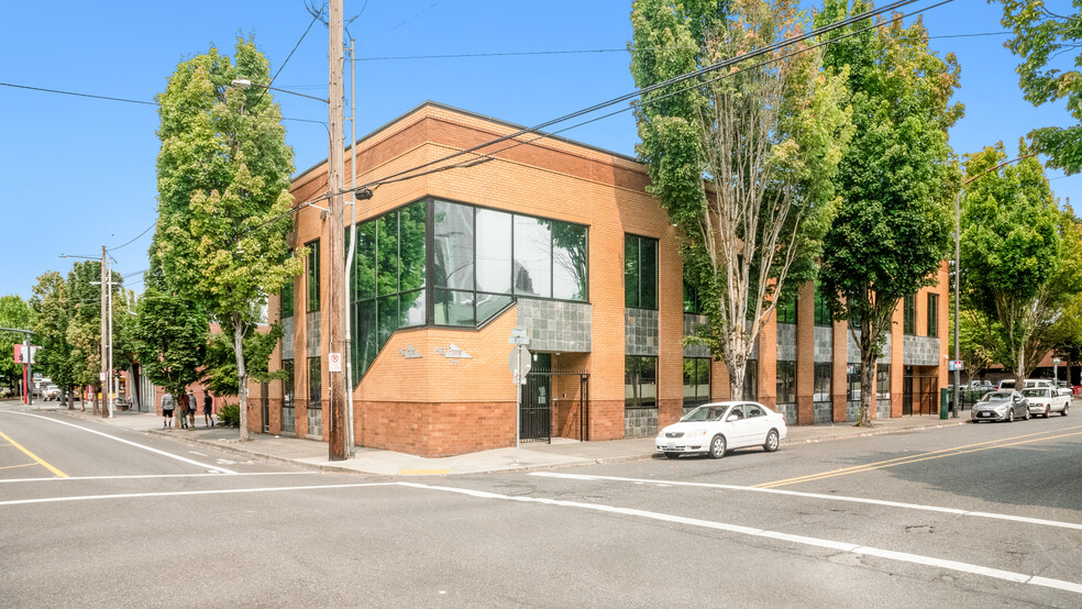 711 NE Halsey St, Portland, OR for lease - Primary Photo - Image 1 of 8