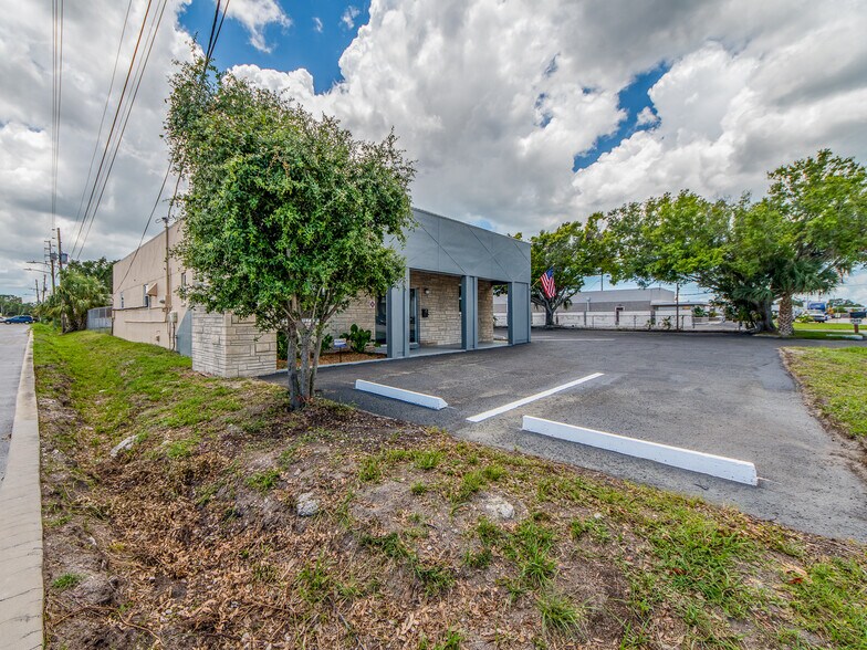 2051 Range Rd, Clearwater, FL à vendre - Photo du bâtiment - Image 2 de 17