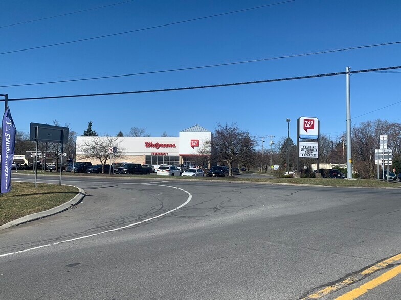 1262 Dix Ave, Hudson Falls, NY à louer - Photo du bâtiment - Image 3 de 6