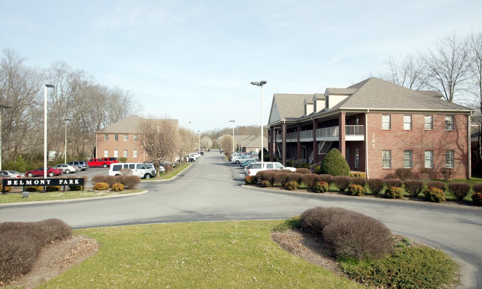 745 S Church St, Murfreesboro, TN à louer - Photo du bâtiment - Image 2 de 5