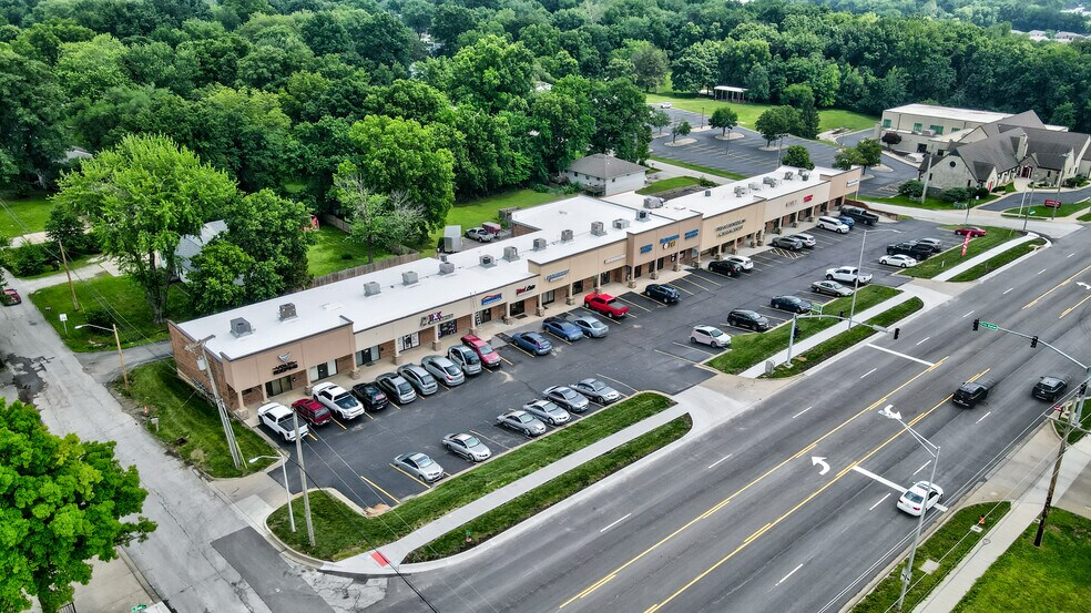 8101-8129 N Oak Tfwy, Kansas City, MO for lease - Building Photo - Image 3 of 17