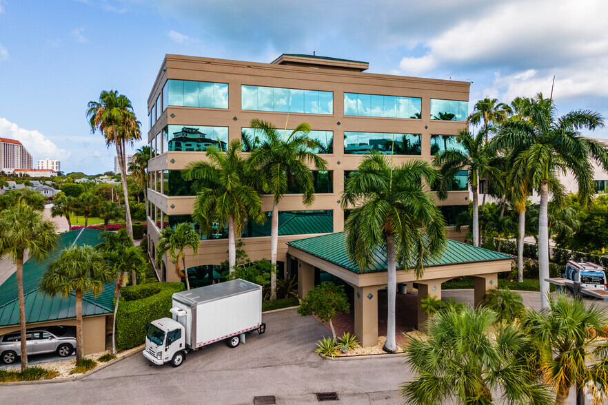 5551 Ridgewood Dr, Naples, FL à vendre - Photo du bâtiment - Image 1 de 1