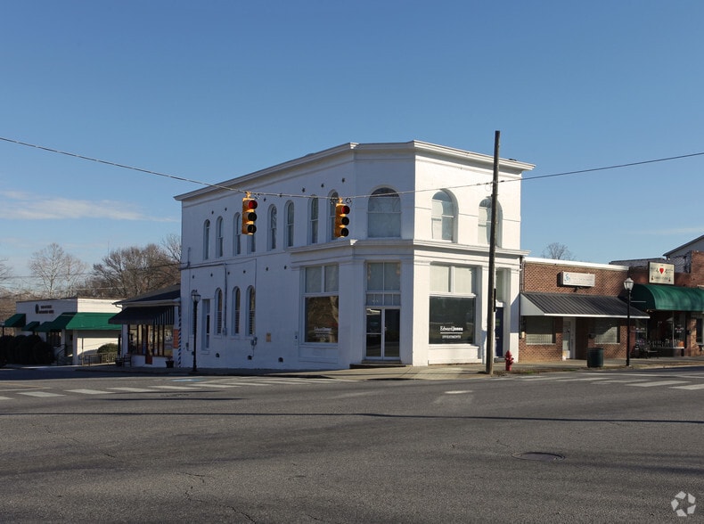 146-148 W Trade St, Dallas, NC for lease - Building Photo - Image 2 of 5
