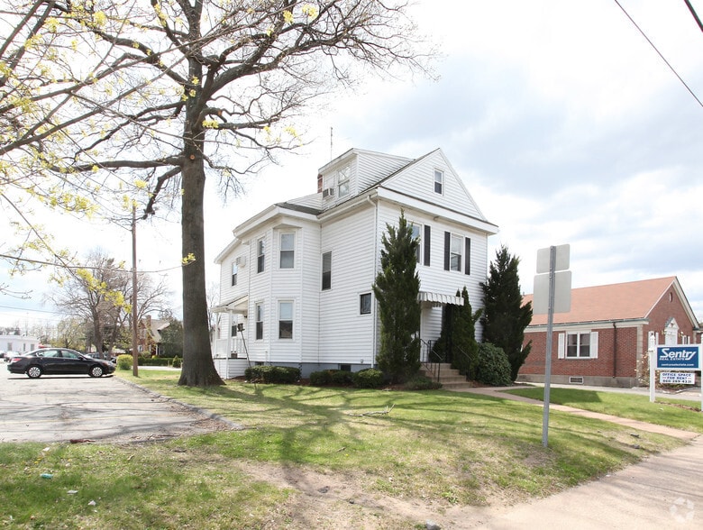 Connecticut Boulevard Portfolio portfolio of 2 properties for sale on LoopNet.ca - Primary Photo - Image 2 of 2