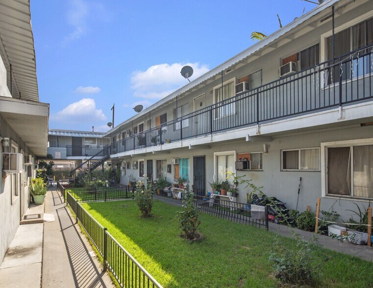 902 E 17th St, Santa Ana, CA à vendre - Photo du bâtiment - Image 2 de 14