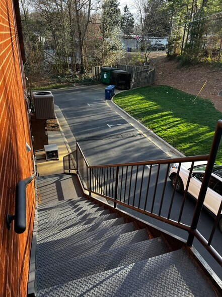 110 Banks Dr, Chapel Hill, NC à louer - Photo du bâtiment - Image 2 de 6