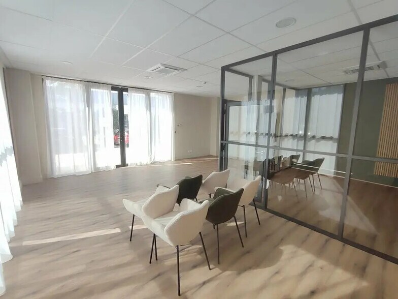 Bureau dans Bourgoin-Jallieu à vendre - Photo du bâtiment - Image 2 de 7