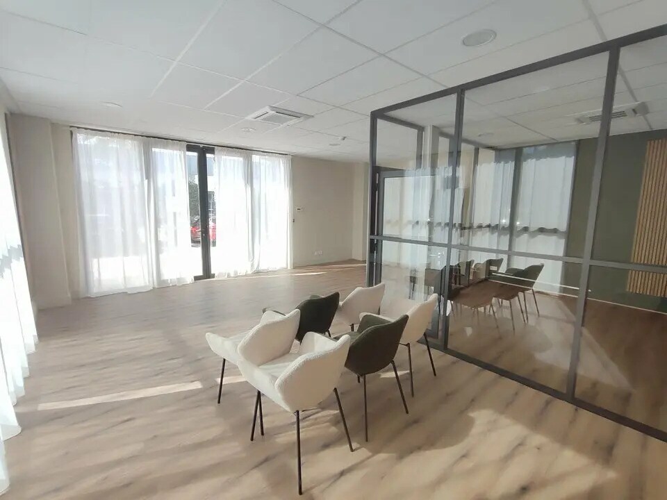 Bureau dans Bourgoin-Jallieu à vendre Photo du bâtiment- Image 1 de 8