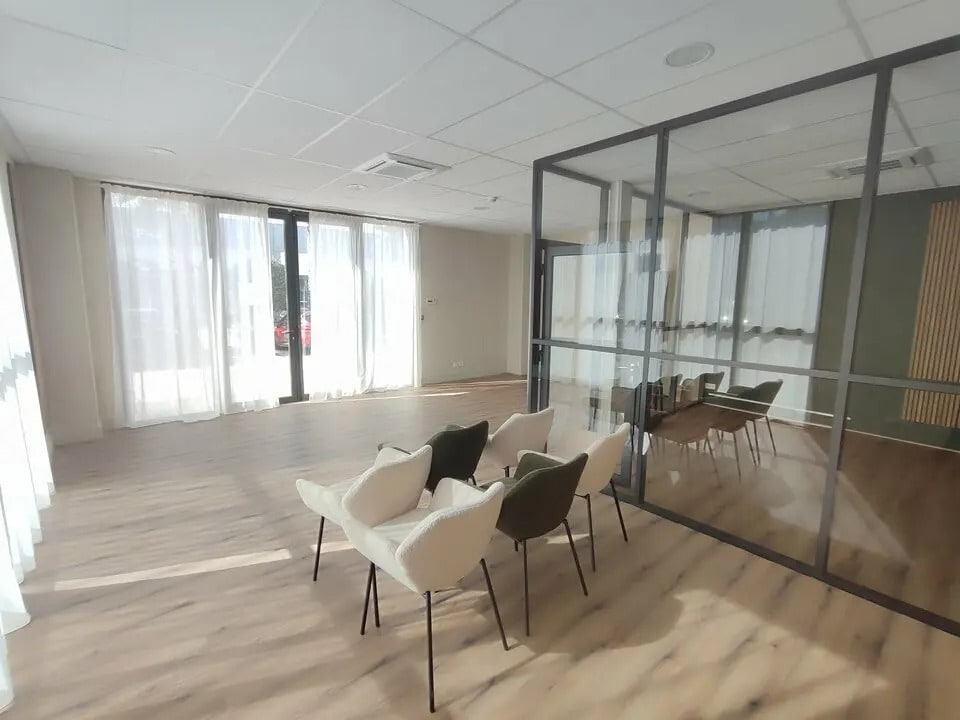 Office in Bourgoin-Jallieu for sale Primary Photo- Image 1 of 8