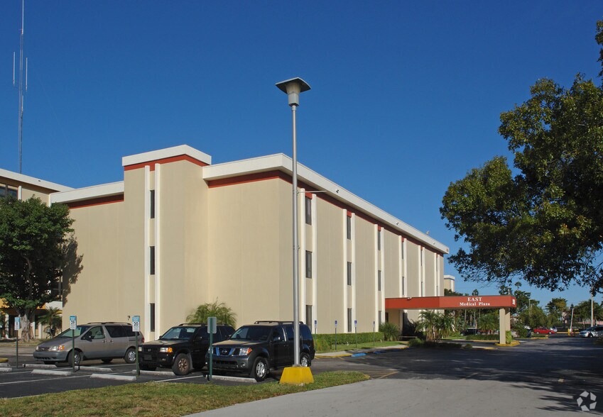 3001 NW 49th Ave, Lauderdale Lakes, FL à louer - Photo du bâtiment - Image 3 de 8