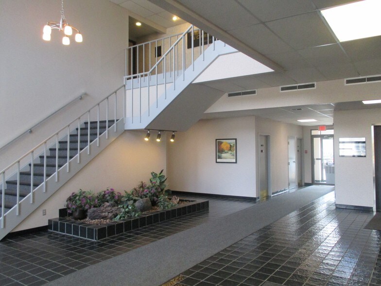 1446 Reynolds Rd, Maumee, OH à louer - Hall d’entrée - Image 3 de 7