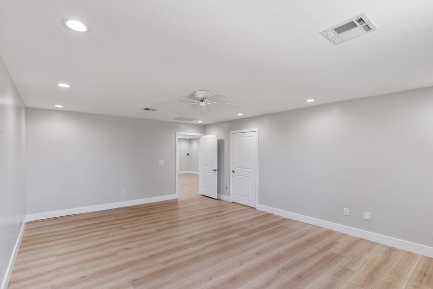 6470 W Desert Inn Rd, Las Vegas, NV for lease - Interior Photo - Image 3 of 71