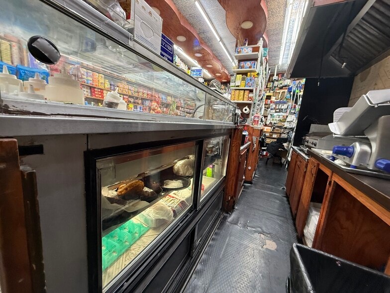 18413 140th Ave, Springfield Gardens, NY à vendre - Photo du bâtiment - Image 3 de 14