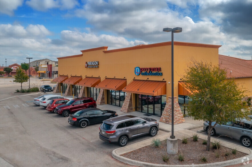 8554 Huebner Rd, San Antonio, TX à vendre - Photo du bâtiment - Image 2 de 25