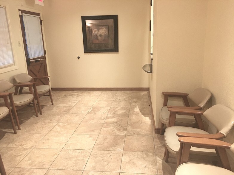 515 N King St, Seguin, TX à vendre - Photo du bâtiment - Image 3 de 58