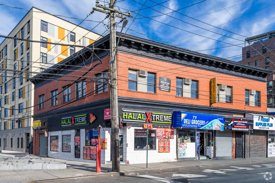 2146 Mott Ave, Far Rockaway, NY à louer - Photo du bâtiment - Image 1 de 13