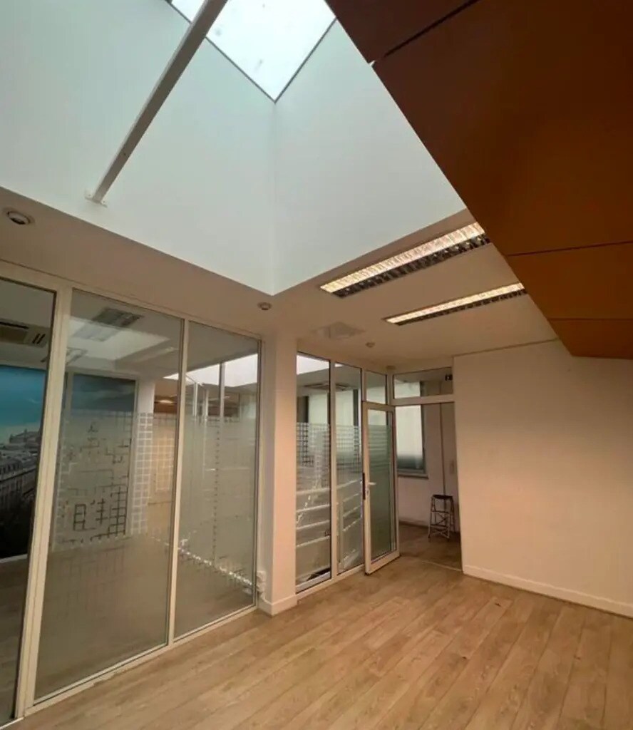Office in Paris for sale Building Photo- Image 1 of 7