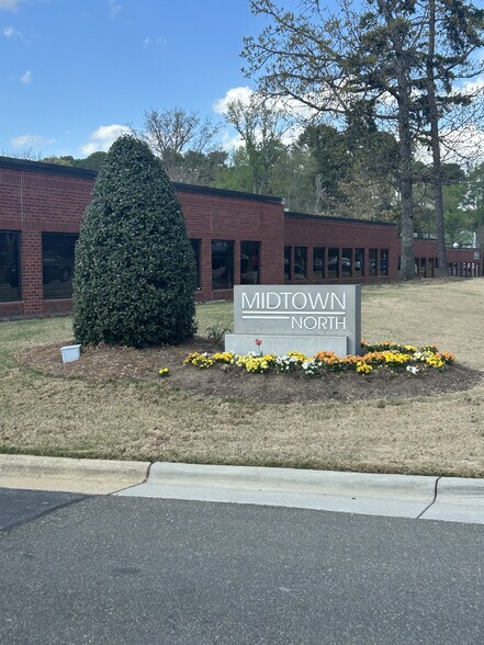 5910-6040 Six Forks rd, Raleigh, NC à louer - Photo du bâtiment - Image 2 de 12