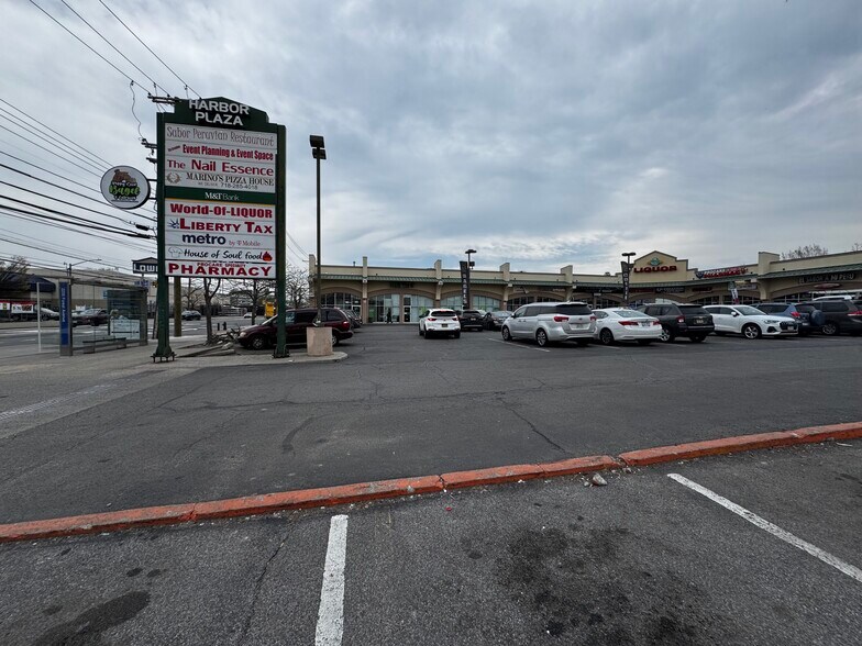 2220 Forest Ave, Staten Island, NY à vendre - Photo du bâtiment - Image 2 de 11