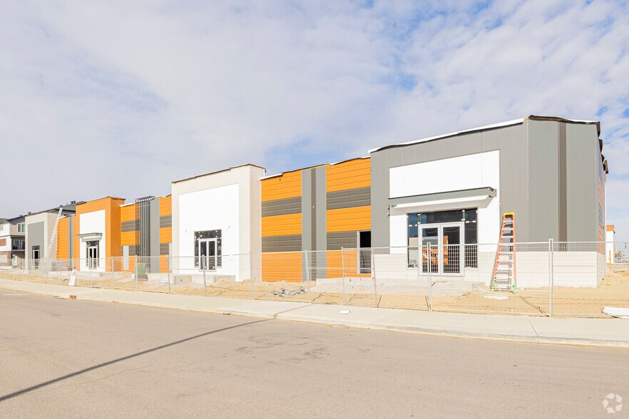 110 Corner Meadows Manor NE, Calgary, AB for lease - Building Photo - Image 2 of 2