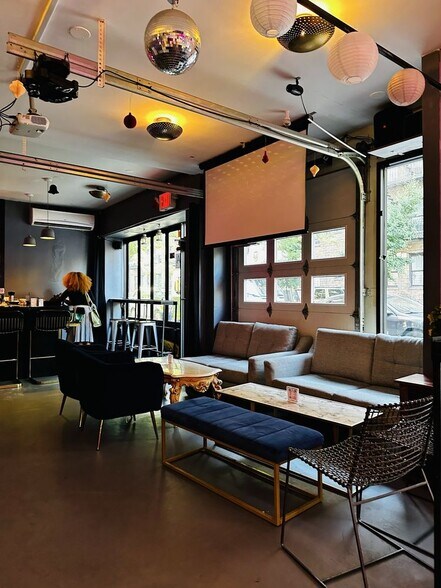 2122 Beekman Pl, Brooklyn, NY à louer - Photo du bâtiment - Image 3 de 4