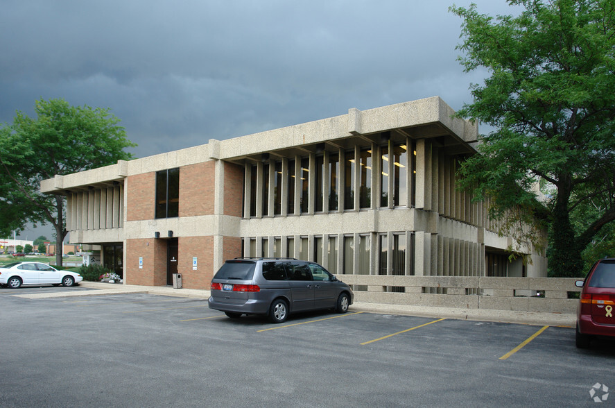 4600 N Brandywine Dr, Peoria, IL for lease - Building Photo - Image 3 of 9