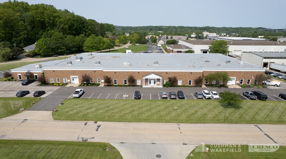 10055 Sweet Valley Dr, Valley View, OH à vendre - Photo du bâtiment - Image 2 de 4