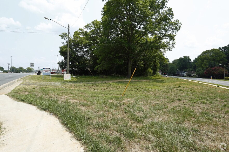 3729-3745 Freedom Dr, Charlotte, NC à vendre - Photo principale - Image 1 de 18