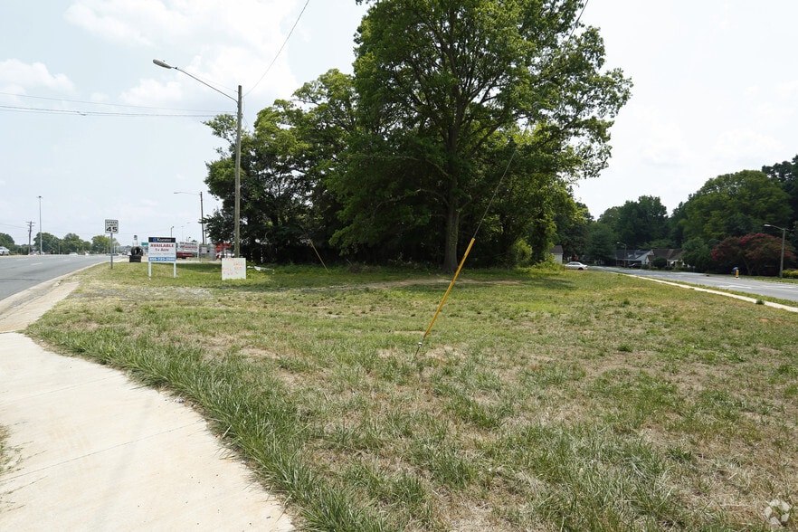 3729-3745 Freedom Dr, Charlotte, NC for sale - Primary Photo - Image 1 of 18