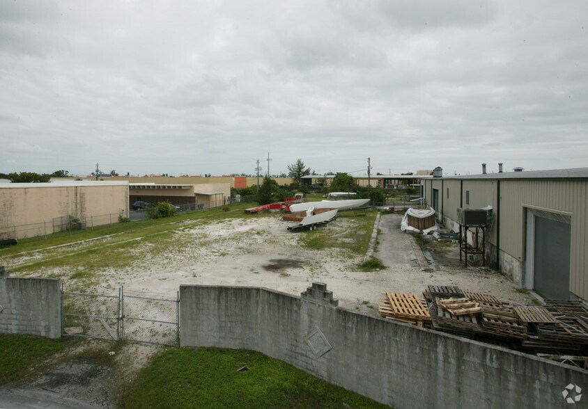 13041 NW 43rd Ave, Opa Locka, FL à vendre - Photo du bâtiment - Image 2 de 4