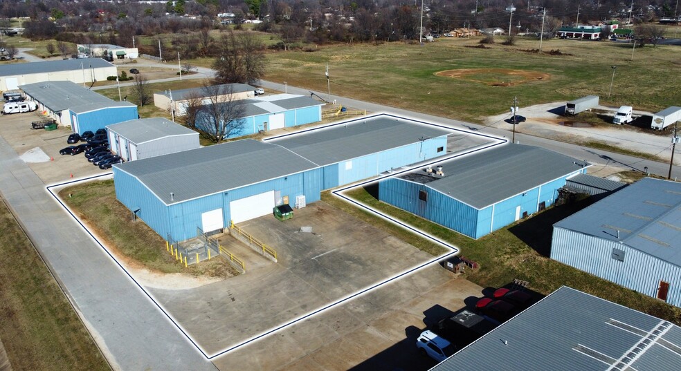 904 S Clayton St, Springdale, AR for lease - Building Photo - Image 2 of 9