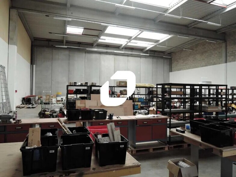 Flex in Moissy-Cramayel for lease - Interior Photo - Image 1 of 2