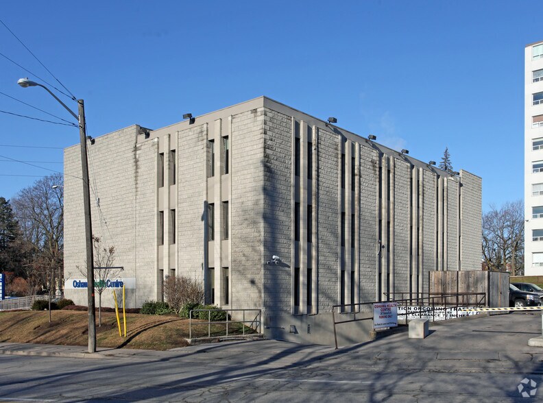247 Simcoe St N, Oshawa, ON à vendre - Photo du bâtiment - Image 2 de 8