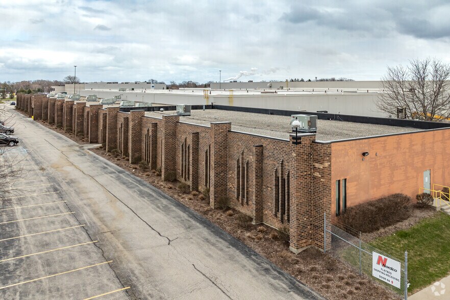 455 W Forest Hill Ave, Oak Creek, WI for lease - Primary Photo - Image 2 of 8