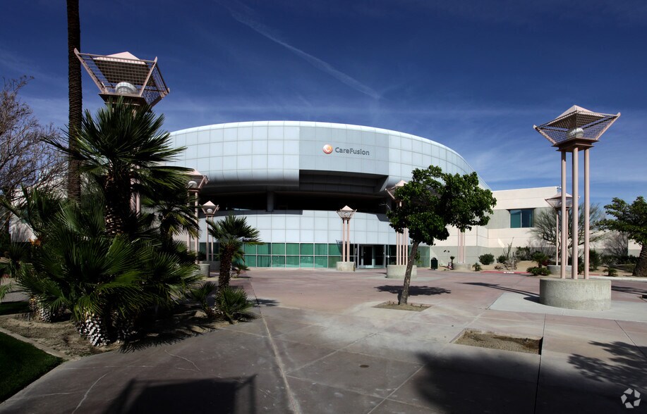 1100 Bird Center Dr, Palm Springs, CA à louer - Photo principale - Image 1 de 5