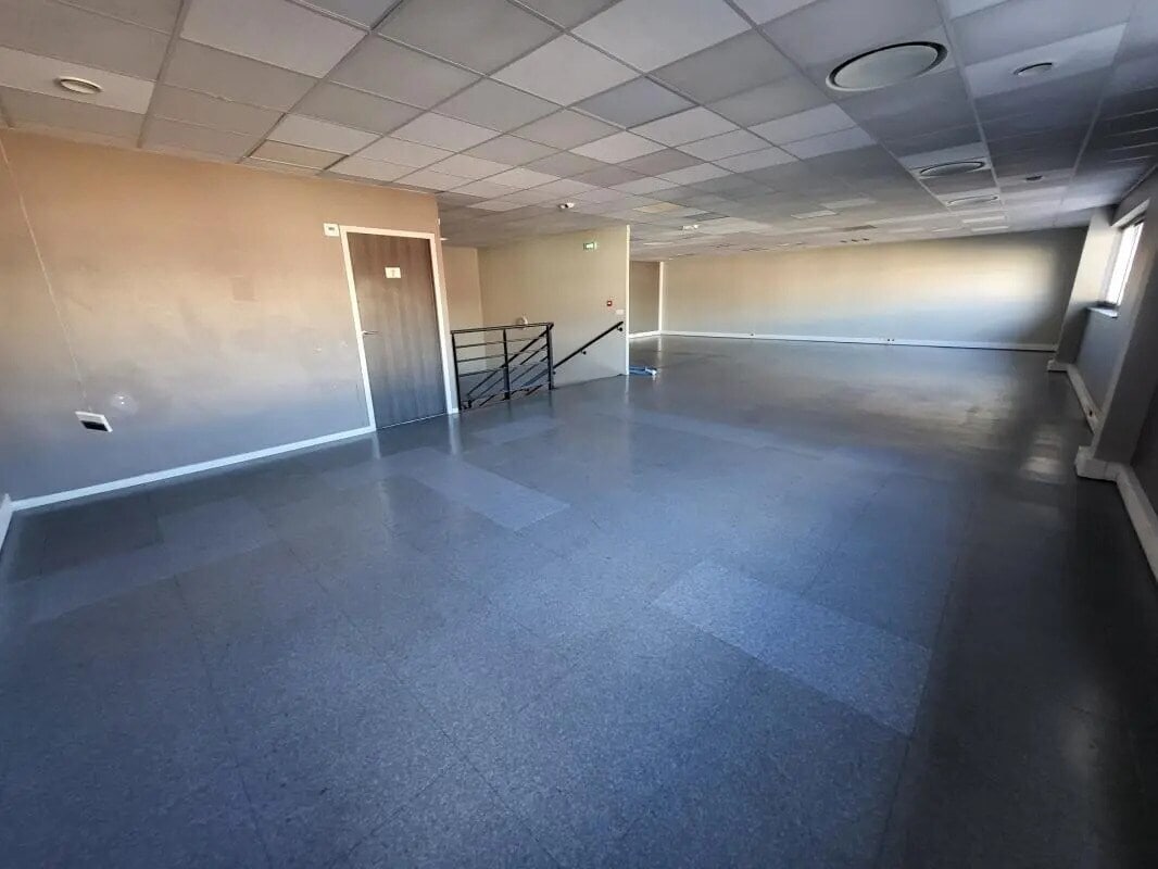 Flex in Saint-Priest for lease Interior Photo- Image 1 of 3