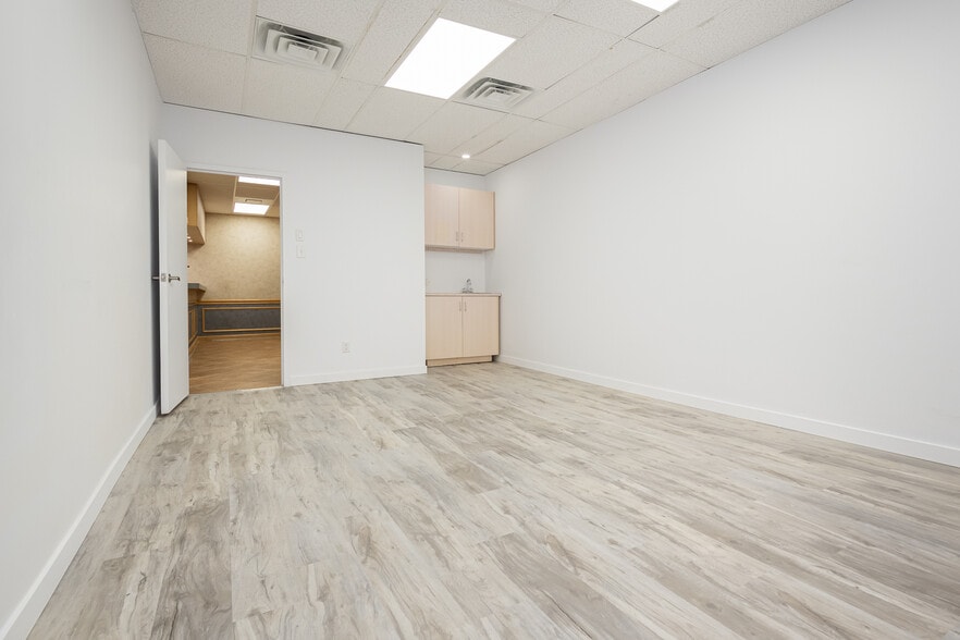 5881-5889 Ch de la Côte-des-Neiges, Montréal, QC for lease - Interior Photo - Image 3 of 12