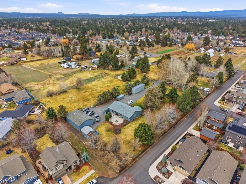 61904 & 61894 Pettigrew Rd, Bend, OR à vendre - Photo du bâtiment - Image 3 de 13